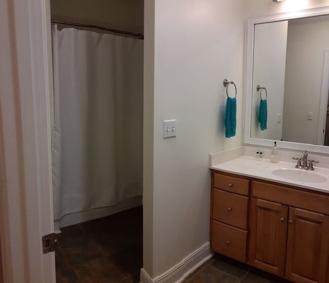Building Photo - 3 BD/3.5 BR Fully Furnished