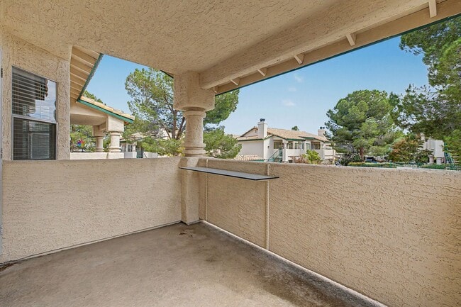 Building Photo - 2 Bedroom Condo just off Summerlin Pkwy w/ views of pool