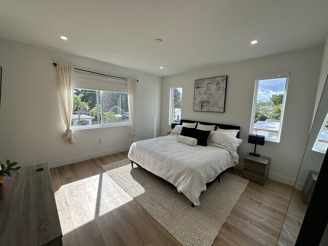 Building Photo - 2109 SW 18th Ave