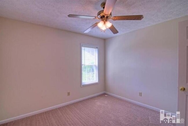 Building Photo - Ogden/Gordon Rd/Alamosa Place. Garage, fen...