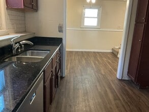 Building Photo - 3 Bedroom Single Family Home with parking