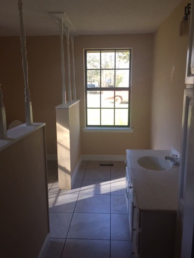 Building Photo - 210 Pineleaf Ln