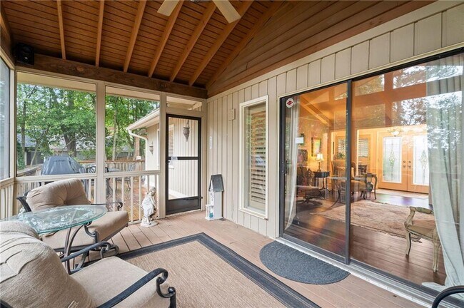 Building Photo - 4040 Summit Dr