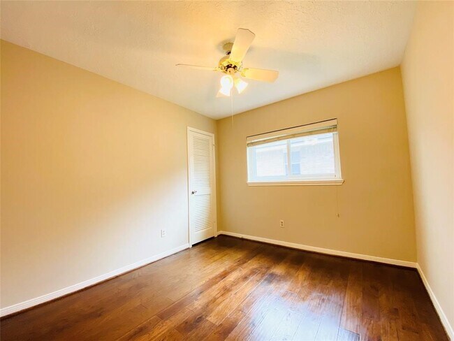 Building Photo - 3727 Bartons Ln