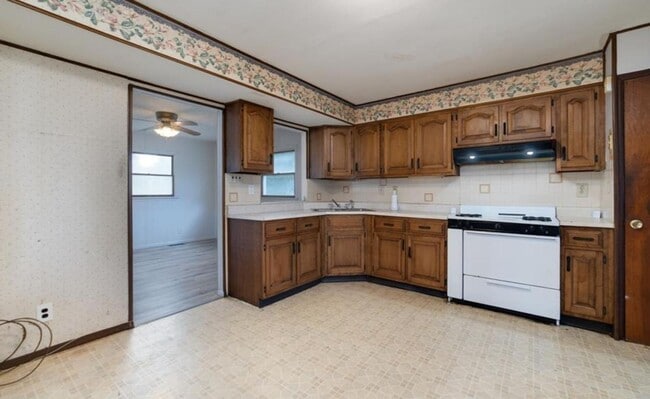 Building Photo - Section 8 Welcome !  Spacious 3 Br / 1 BA Home For Rent !