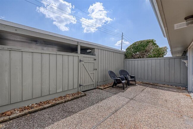 Building Photo - 6329 Del Monte Dr