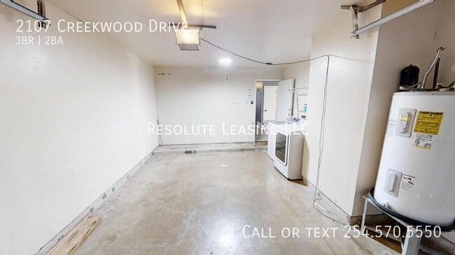 Building Photo - 2107 Creekwood Dr