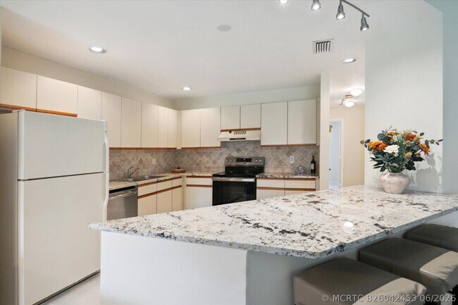Building Photo - 5750 Coach House Cir