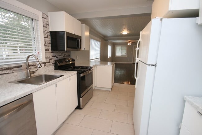 Building Photo - Live in East Hill! 3BR Historic Gem Just M...