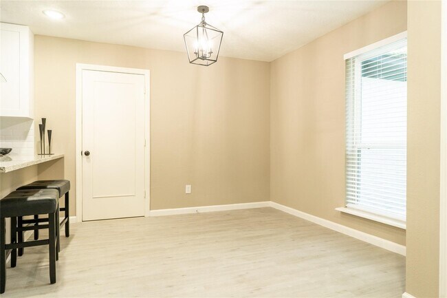 Building Photo - 10 N Wavy Oak Cir