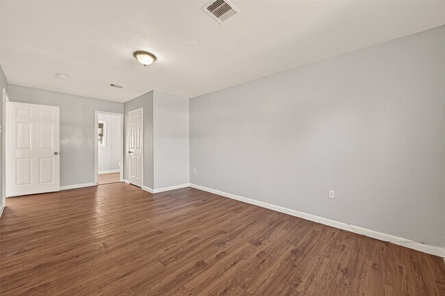 Building Photo - 6058 Glenhurst Dr