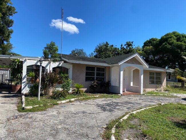 Building Photo - 2320 Sunrise Dr
