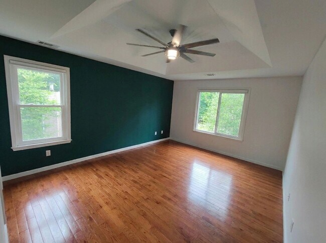 Building Photo - 925 Dogwood Park Dr