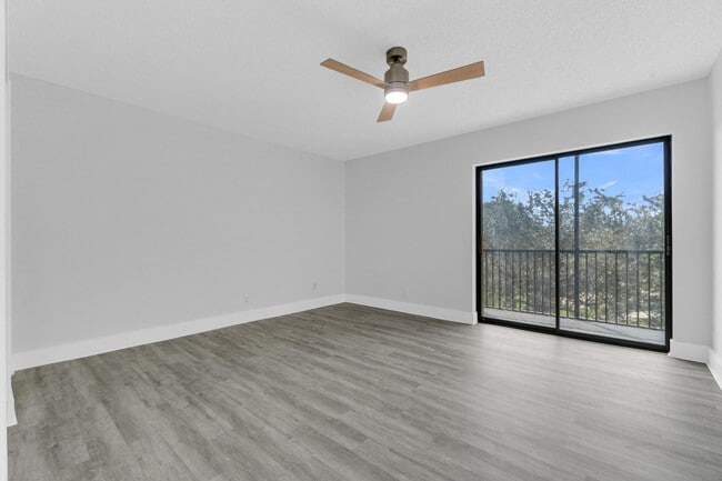 Building Photo - 200 Jacaranda Country Club Dr