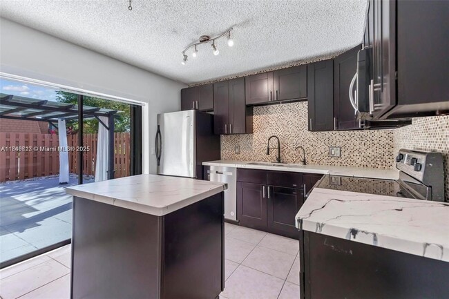 Building Photo - 2551 Camelot Ct