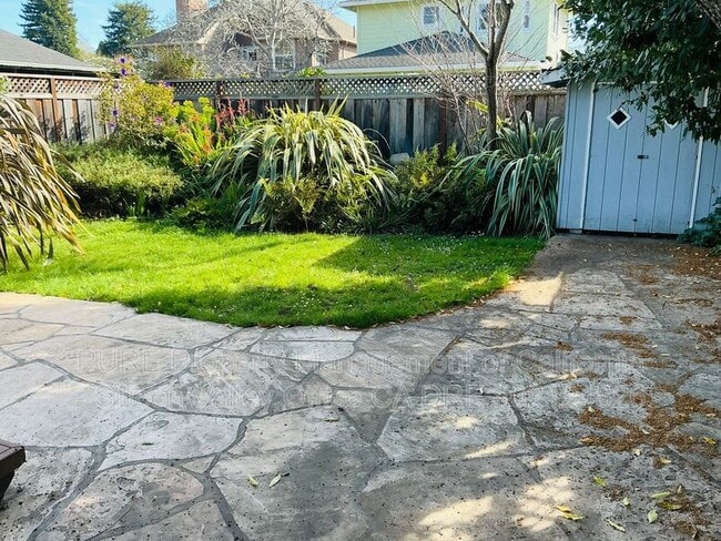 Building Photo - 624 Button St