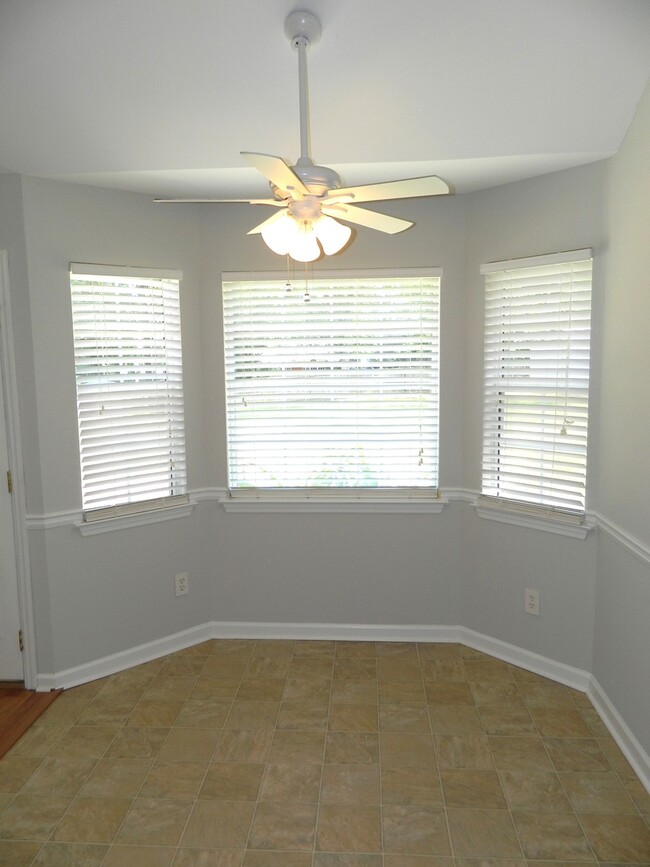 Building Photo - 1099 Maple Ridge Ct
