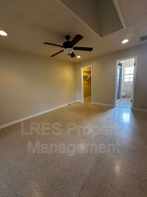 Building Photo - 2719 Merrie Oaks Rd