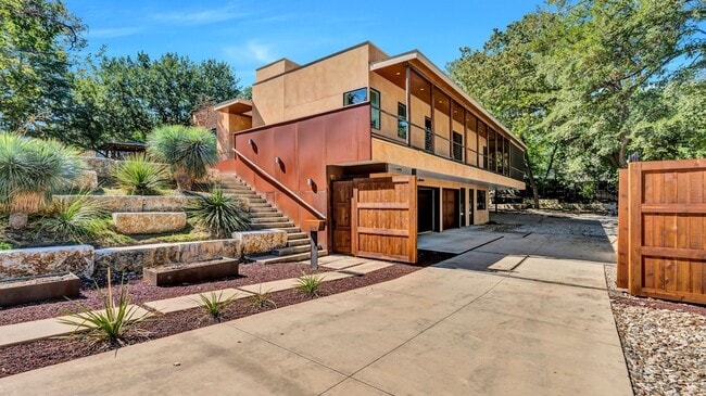 Building Photo - 8635 San Leandro Dr