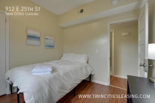 Building Photo - Updated 3 bed, 1 bath Apartment - With on-...