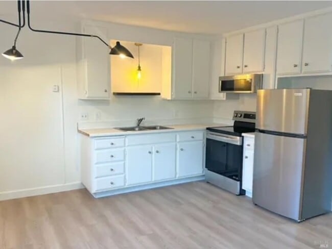 Building Photo - Lovely 1 Bedroom 1 Bath with a Beautiful Back Yard