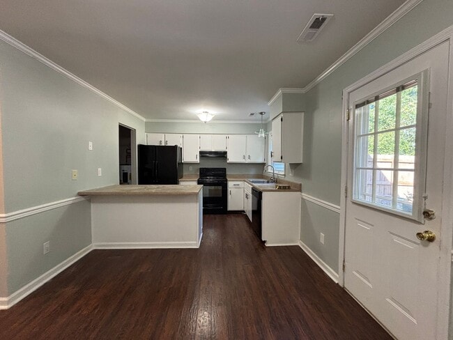 Building Photo - Townhouse Ready for Rent