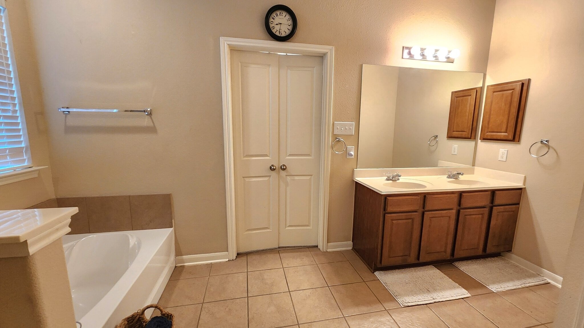 Building Photo - 1210 Plaza Lake Dr