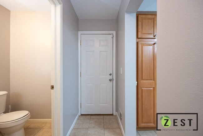 Building Photo - 415 N Fox Hills Dr