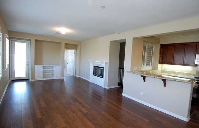 Building Photo - Upgraded 2 bedroom/ 2 bath in the heart of...