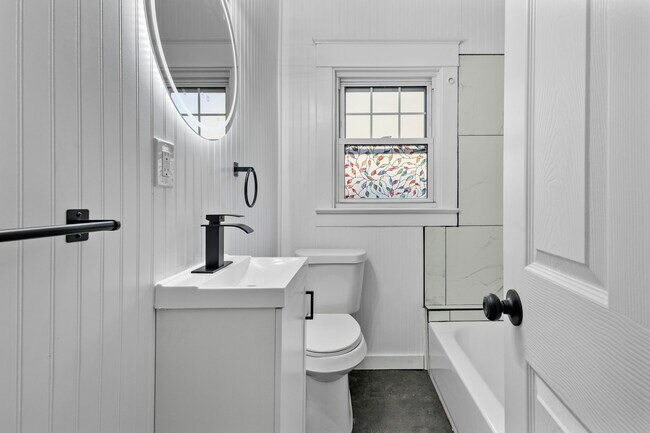 Building Photo - 906 Harrow Rd