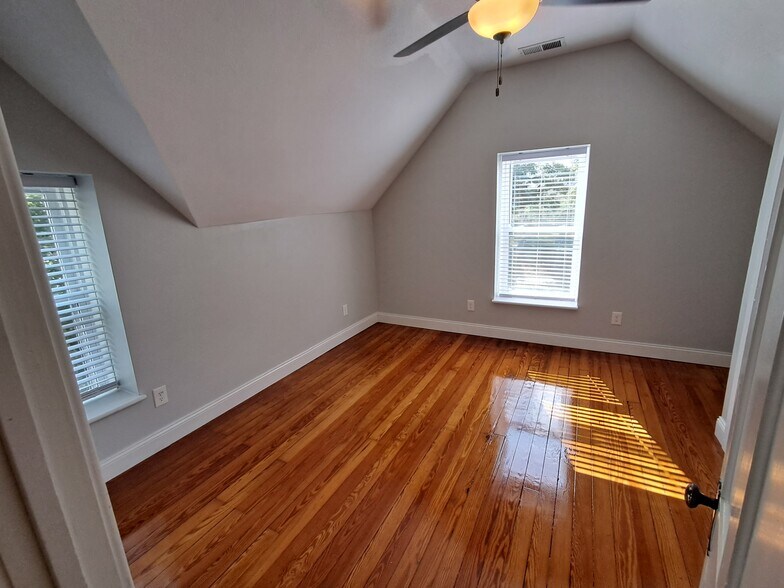 Front bedroom - 1007 E McCarty St
