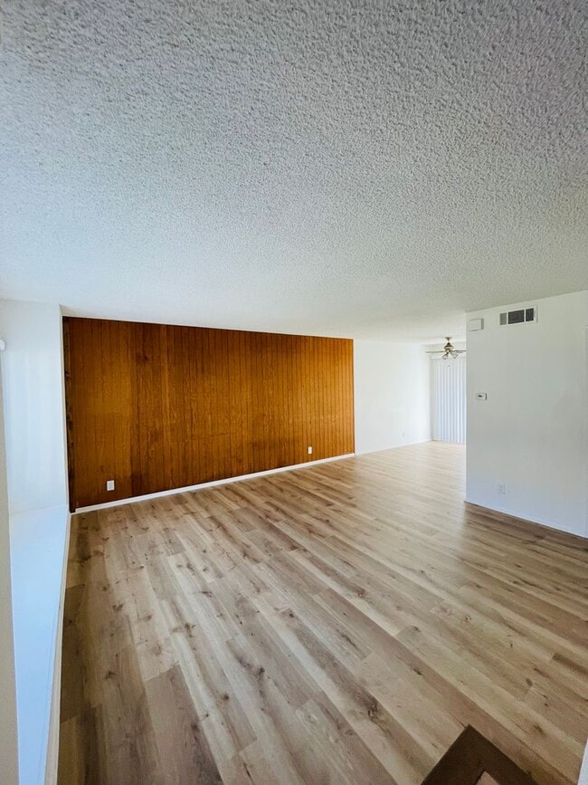 Building Photo - Renovated 3-bedroom townhouse in Todd Ranch with garage and spacious yard