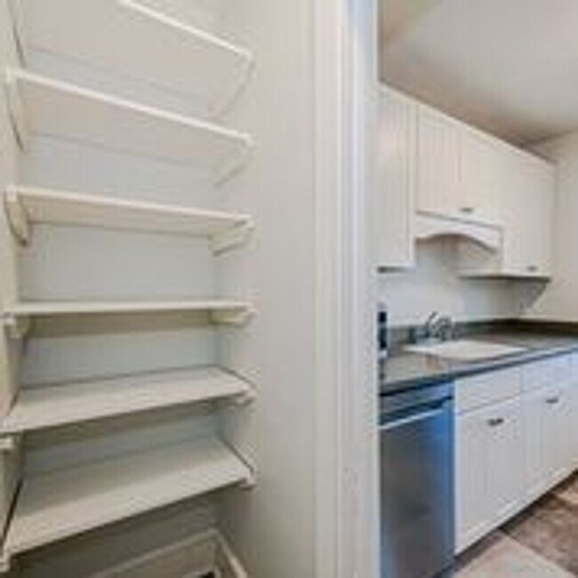 Building Photo - Cozy Condo located in the Queen Selwyn Com...