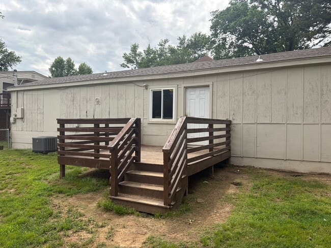 Building Photo - 2 BEDROOM 1 BATH HOUSE, WITH CENTRAL HEAT & AIR, ALL ELECTRIC, FENCED YARD. APPLICATION AND PET F...