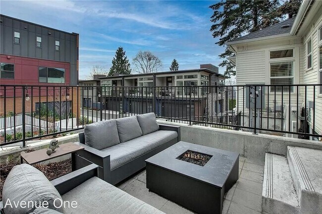 Building Photo - 3 br, 2.5 bath House - 957 W McGraw St #2