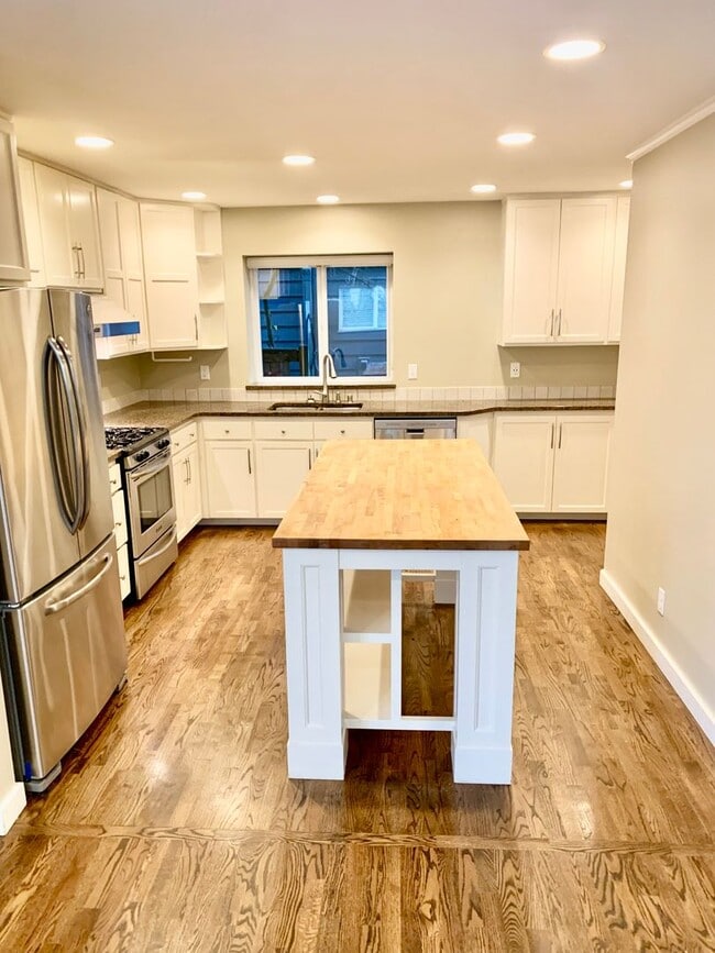 Building Photo - Madison Valley Home
