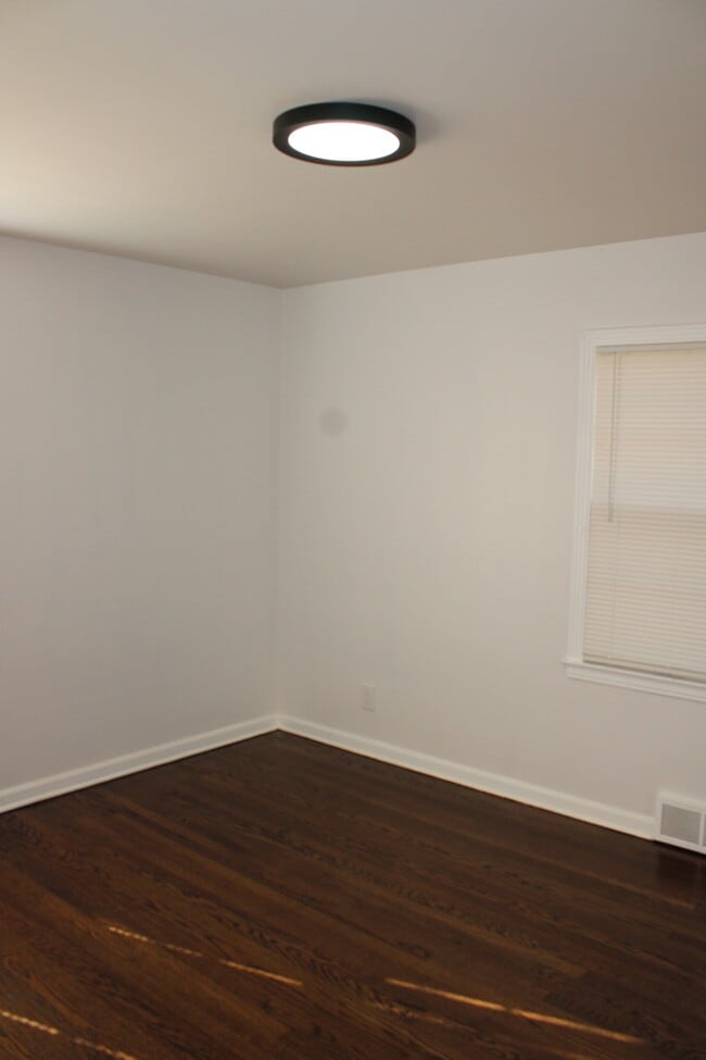 Building Photo - MOVE IN SPECIAL! - Spacious 4 bedroom and 2 bath with a very beautiful sun room in Kansas City MO
