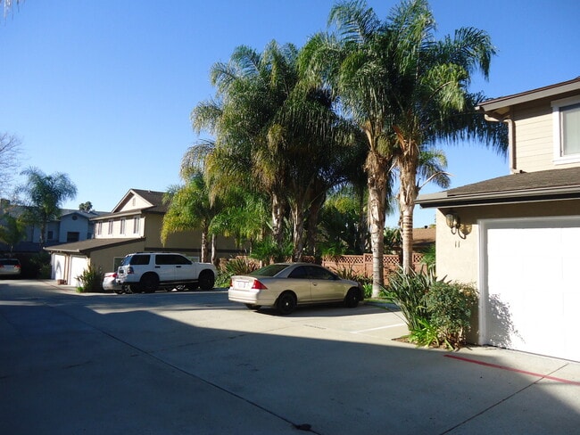 Building Photo - GORGEOUS TOWNHOME 3 BR, 2.5 BA, 2 CAR GARAGE