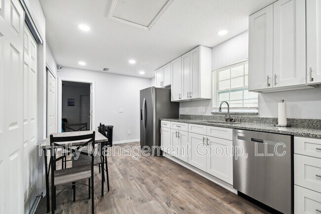 Building Photo - 1051 Dogwood Dr