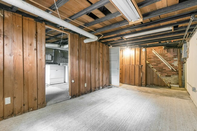 Building Photo - 2446 E Johnson St