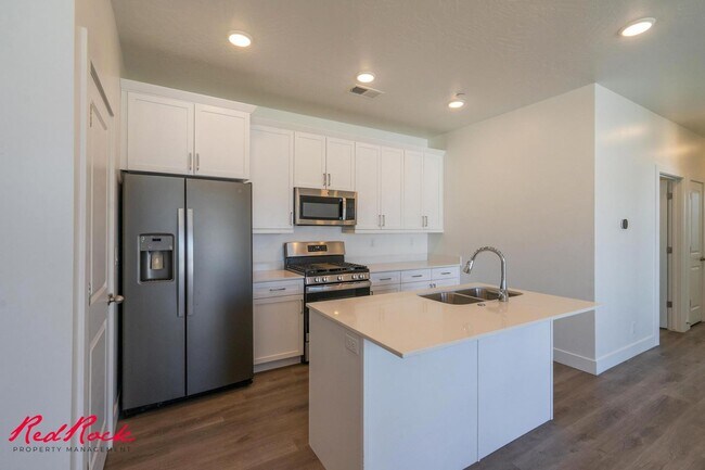 Building Photo - Pet Friendly 2 Bedroom Condo in Desert Color!
