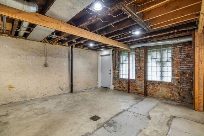 Building Photo - *Beautifully Updated & Spacious 4BD/2.5BA Single Family Home Available in South Side Slopes*