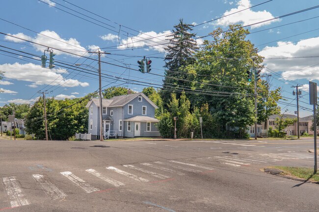Building Photo - 33 Evergreen Ave