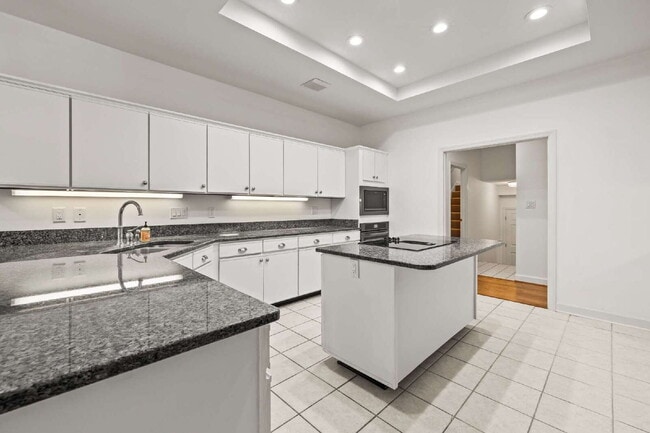 Building Photo - "Experience Southern Charm: Spacious 3-Bed, 3-Bath Home in The Landings"