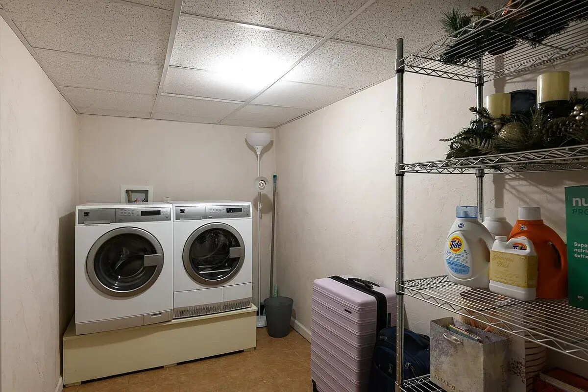 Building Photo - 194 Marion St