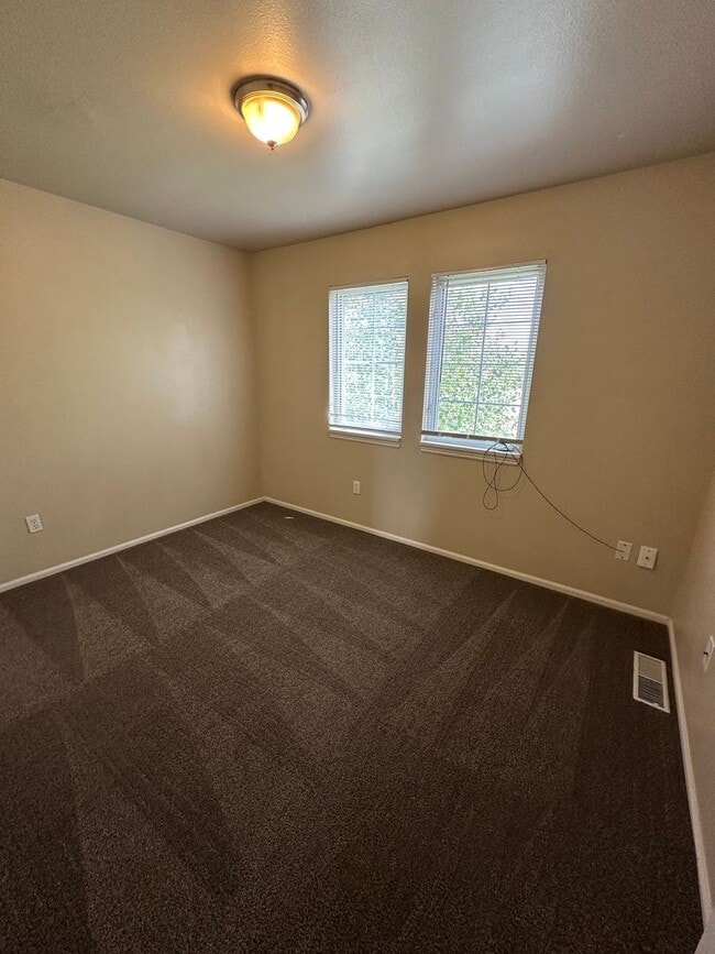 Building Photo - 3 BEDROOM, 2 BATHROOM TOWNHOUSE WITH 1 CAR...