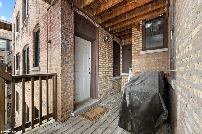 Building Photo - 3606 W Dickens Ave