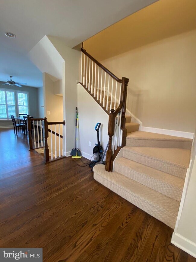 Building Photo - Bright & Spacious End-Unit Townhouse with Two-Car Garage!