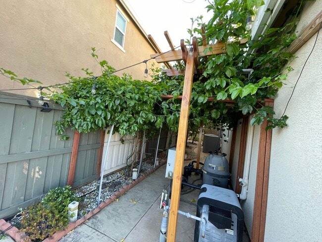 Building Photo - 2024 Newcastle Dr