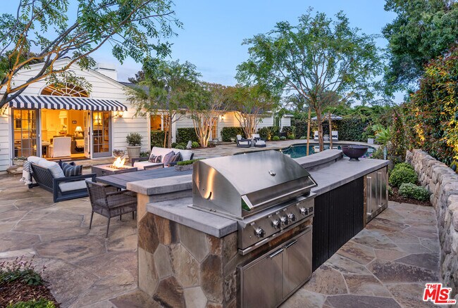 Building Photo - 2760 Sycamore Canyon Rd